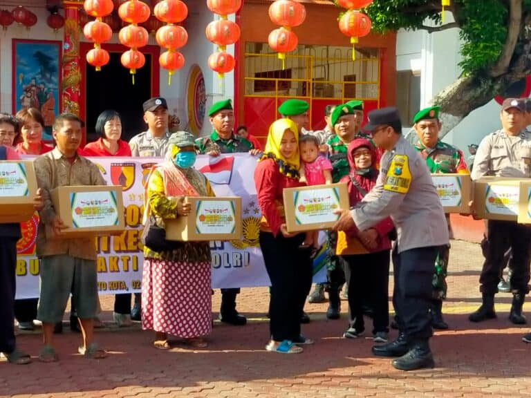 Dalam Rangka Bulan Bakti TNI-Polri, Kodim 0815 bersama Polres Mojokerto Kota Berikan Bakti Sosial dan Bakti Kesehatan