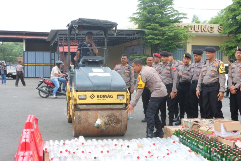 Sepekan Jelang Pemilu Serentak 2024, Polres Mojokerto Musnahkan Miras, Knalpot Brong dan Narkoba