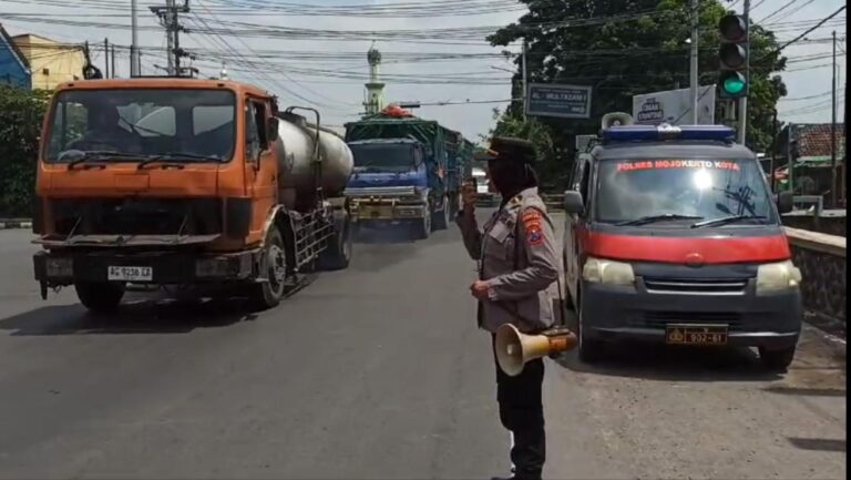 Polisi Cantik Himbau Pengguna Jalan Tetap Waspada Saat Berkendara