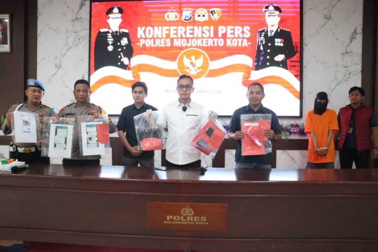 Paksa Pacar Layani Threesome, Warga Kemlagi Diringkus