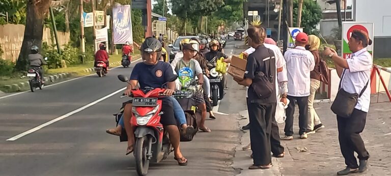 DPD IWOI Kediri Raya Bagikan Ratusan Takjil Gratis