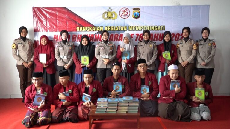 Dukung Anak Bangsa, Polwan Kota Mojokerto Bagikan Puluhan Al-Quran di Taman Pendidikan Manarul Huda