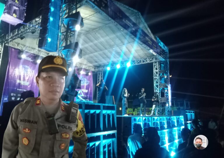 Anggota Polsek bersama Koramil Kesamben Amankan Acara Brewok Music dan Kelud Team FT Dj Tanti di Desa Carangrejo