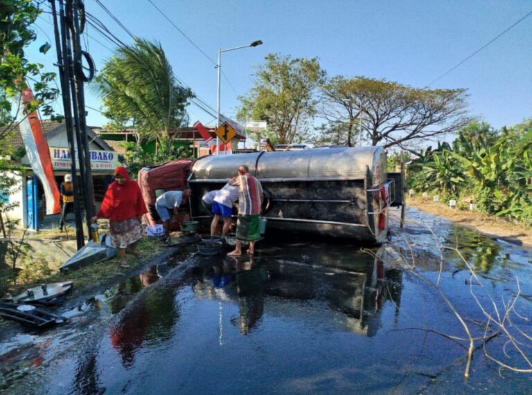 Polisi dan Warga Bantu Evakuasi Truk Minyak Goreng 7 Ton Terguling di Mojokerto