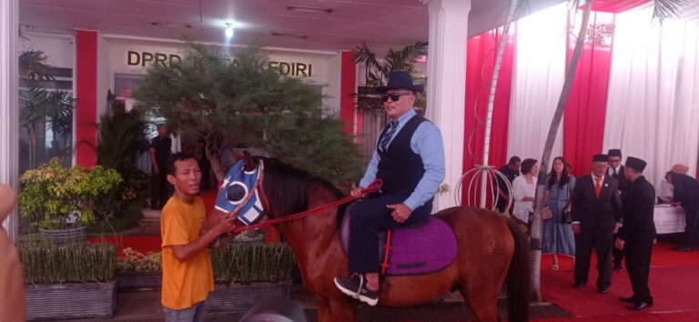 Pelantikan Anggota DPRD Kota Kediri 2024-2029, Arif Junaidi, Gerindra Datang ke Gedung Dewan dengan Naik Kuda