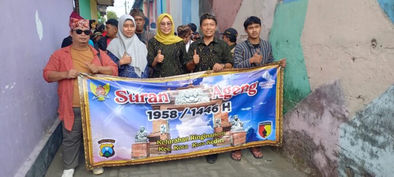 Nguri Nguri Budaya di Kelurahan Ringinanom Meriahkan Tradisi Suroan dengan Mengarak Gunungan dari Hasil Bumi