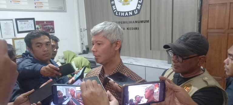 Terima Pendaftaran Pasangan Fren di Hari Terakhir, Ketua KPU Kota Kediri Malah Minta Bantuan Gedung