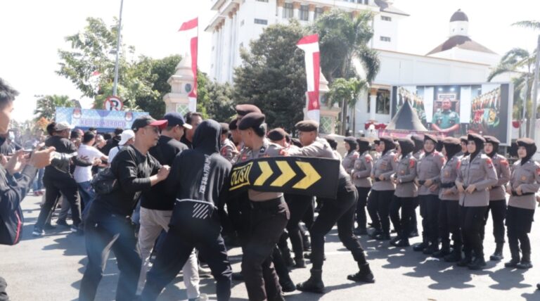 Simulasi Sispamkota Polres Ponorogo Peragakan Kerusuhan hingga Penculikan Saat Pilkada 2024