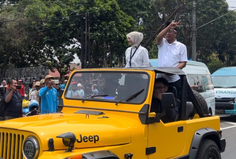 Vinanda – Gus Qowim Konvoi Diiringi 21 Anggota DPRD dan Ribuan Pendukung Menyapa Warga Kota Kediri Setelah Deklarasi Damai Pilkada Serentak 2024