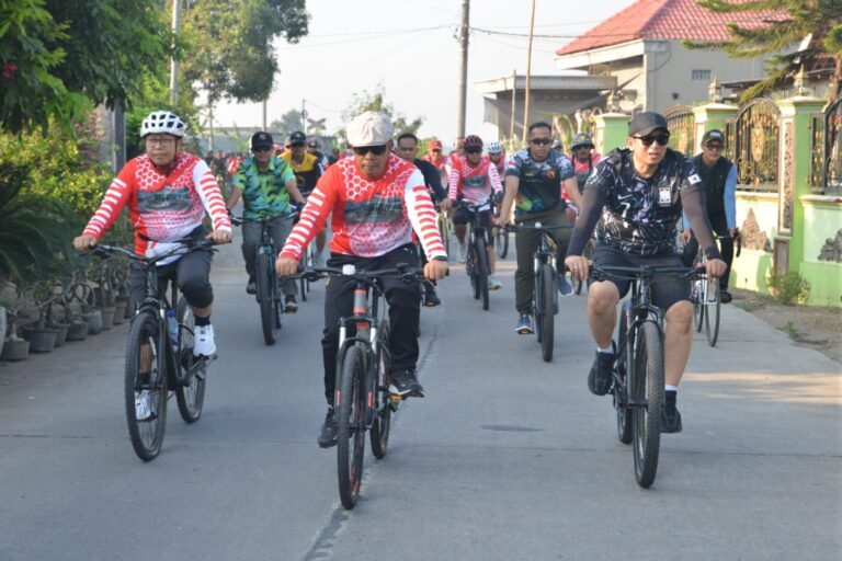 Gowes Bareng Danrem 082/CPYJ Semarakkan HUT ke-79 TNI Bersama Forkopimda dan LCC Mojokerto