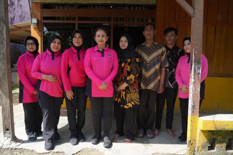 Ketua Umum Bhayangkari Kunjungi Aiptu Heri dan Anaknya yang Sakit di Kendari