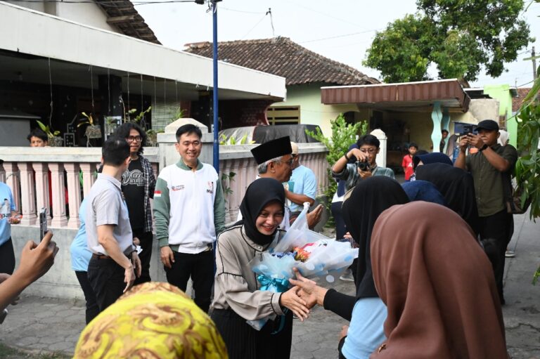 Mbak Vinanda – Gus Qowim Sapa Warga Burengan, Blusukan Kenalkan 7 Program Sapta Cita