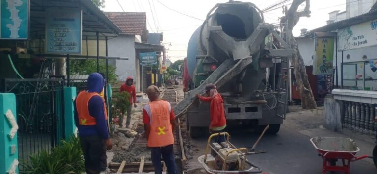 Dinas PUPR Kota Kediri Fokus Rehab Saluran Drainase Jalan Letjen Sutoyo Kelurahan Burengan