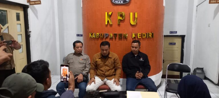 KPU Kabupaten Kediri Gelar Jumpa Pres Usai Pencoblosan, Nanang Qosim Himbau Semua Pihak Tunggu Hasil Resmi Perhitungan dari KPU