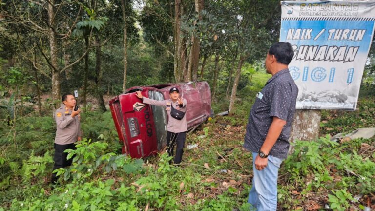 Kecelakaan Lalu Lintas di Turunan Lorokan Sendi, Dua Minibus Terjun ke Jurang