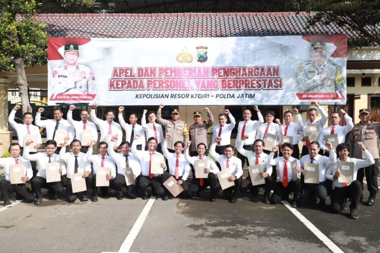 Kapolres Kediri Beri Penghargaan Kepada 22 Personel Berprestasi