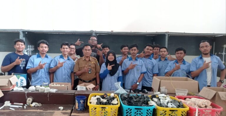 Satu Peserta Wanita Ikuti Pelatihan Pemasangan Instalasi Listrik di BLK Kediri