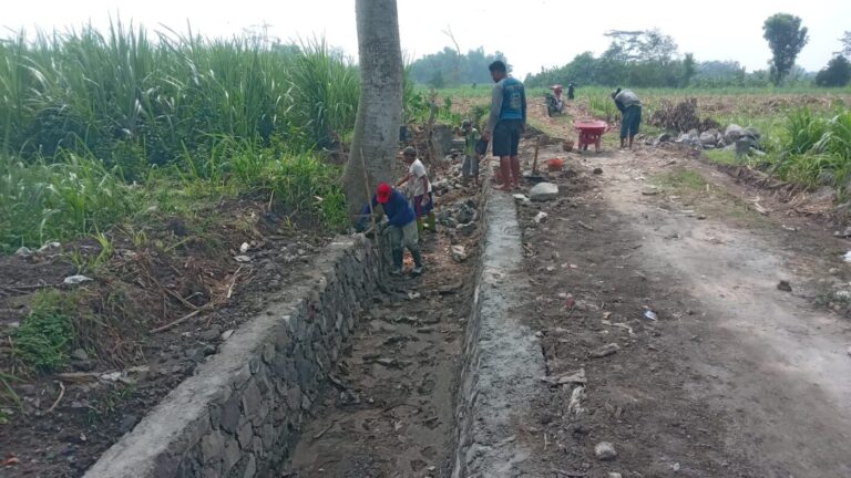 Dinas PUPR Kota Kediri Lakukan Rehabilitasi Saluran Irigasi Kelurahan Ngletih Kecamatan Pesantren