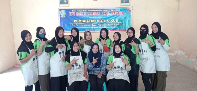 Cetak Wirausaha Baru BLK Kediri Beri Pelatihan Pembuatan Roti dan Kue di Desa Toyoresmi