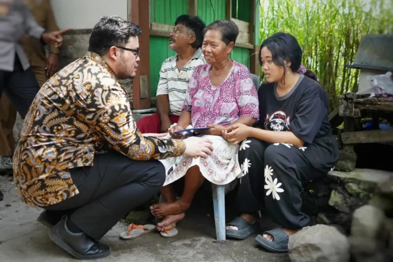 Putus Sekolah Karena Merawat Ibu Sakit, Mas Dhito Beri Beasiswa Hingga Modal Usaha Untuk Orang Tua Bunga