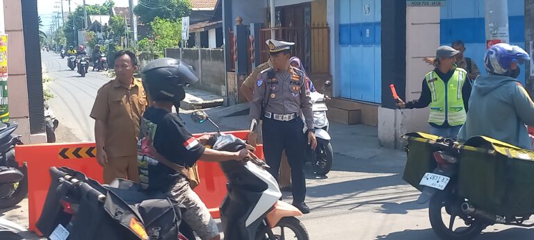 Satlantas Polres Kediri Kota Prioritaskan Kelancaran dan Keselamatan Pengguna Jalan, di Kawasan Kaliombo Hingga Corekan